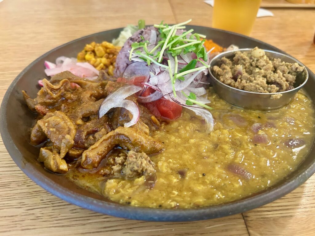 虹の仏　＊四天王寺のスパイスカレー店